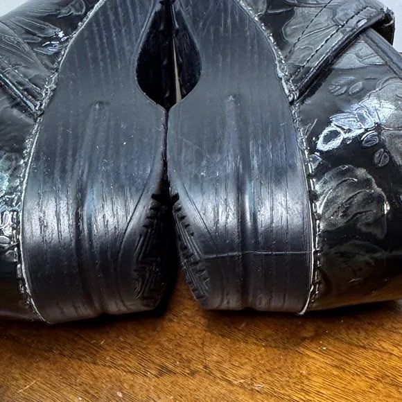 Dansko Tooled Shiny Black Leather Floral Clogs Slip-on Shoes, sz 39, 8-8.5 - Picture 6 of 16